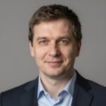 Профессиональный портрет уверенного российского предпринимателя на нейтральном фоне для сайта аудио-драм Гарик Че