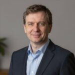 Профессиональный портрет уверенного российского предпринимателя на размытом фоне для сайта аудио-драм Гарик Че